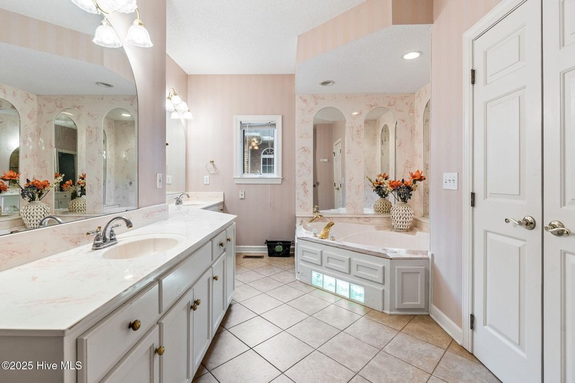 This charming home invites you to bring your ideas and make it - photo 31