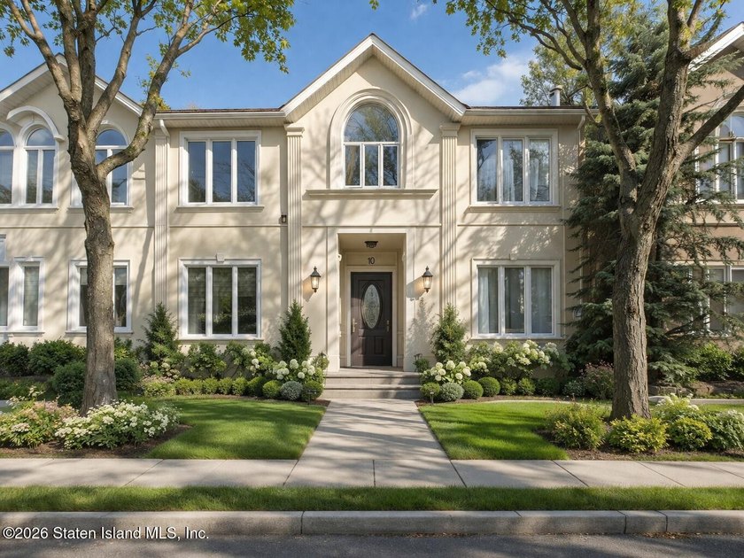 Fully gut-renovated 3 bedroom home in heart of 10309. Features a - photo 3