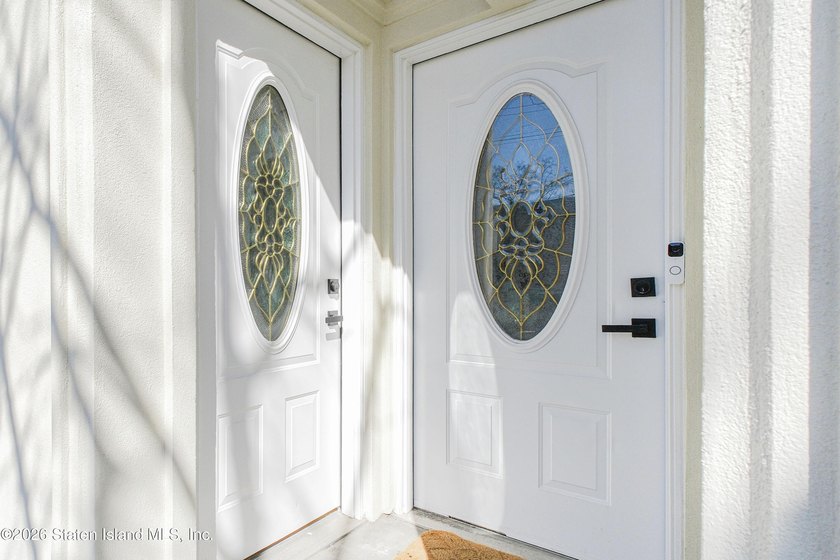 Fully gut-renovated 3 bedroom home in heart of 10309. Features a - photo 5