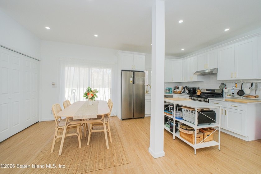 Fully gut-renovated 3 bedroom home in heart of 10309. Features a - photo 7