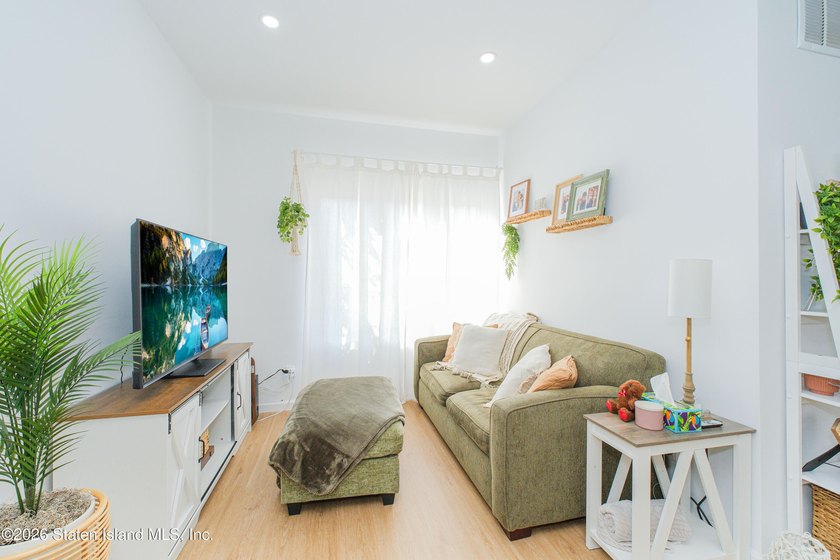 Fully gut-renovated 3 bedroom home in heart of 10309. Features a - photo 9