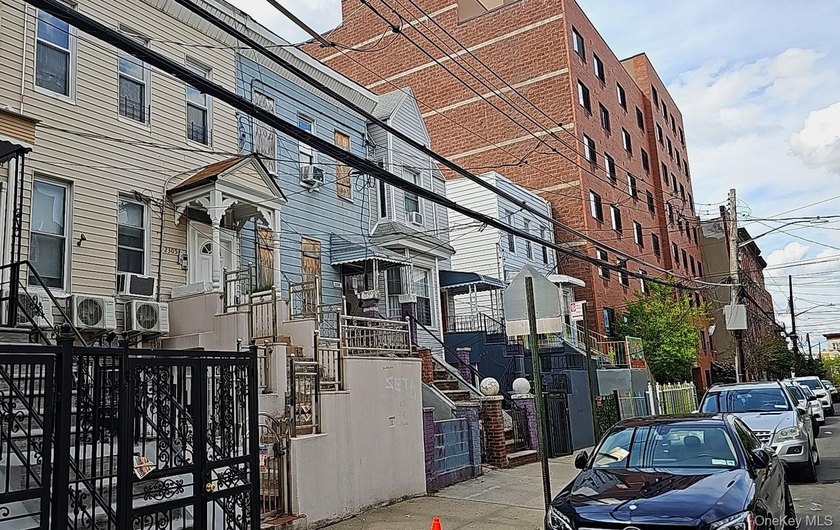 This vacant 1,575 sq ft duplex townhouse-just blocks from Arthur - photo 2