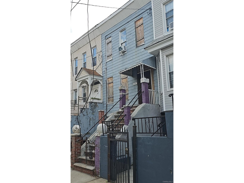 This vacant 1,575 sq ft duplex townhouse-just blocks from Arthur - photo 3
