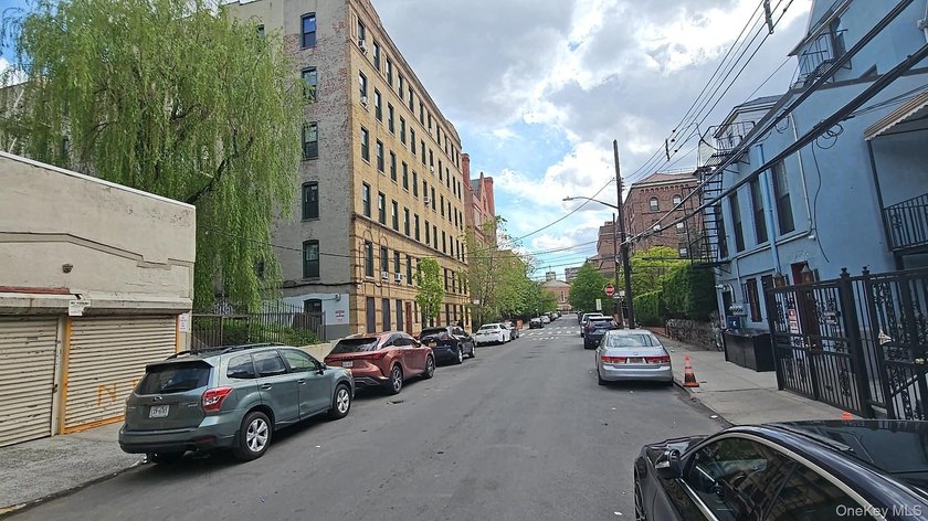 This vacant 1,575 sq ft duplex townhouse-just blocks from Arthur - photo 4