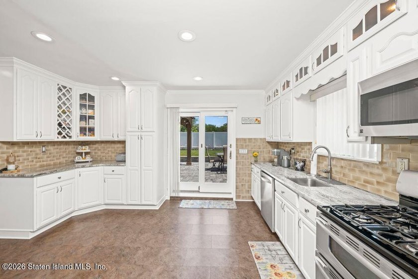 Welcome home to this classic 4-5 bedroom, 2 bath brick Colonial - photo 9