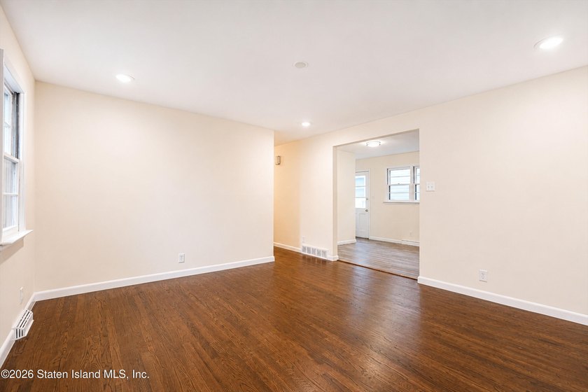 Welcome to your dream home! This beautiful, renovated and - photo 3