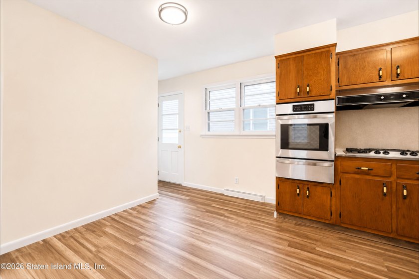 Welcome to your dream home! This beautiful, renovated and - photo 5