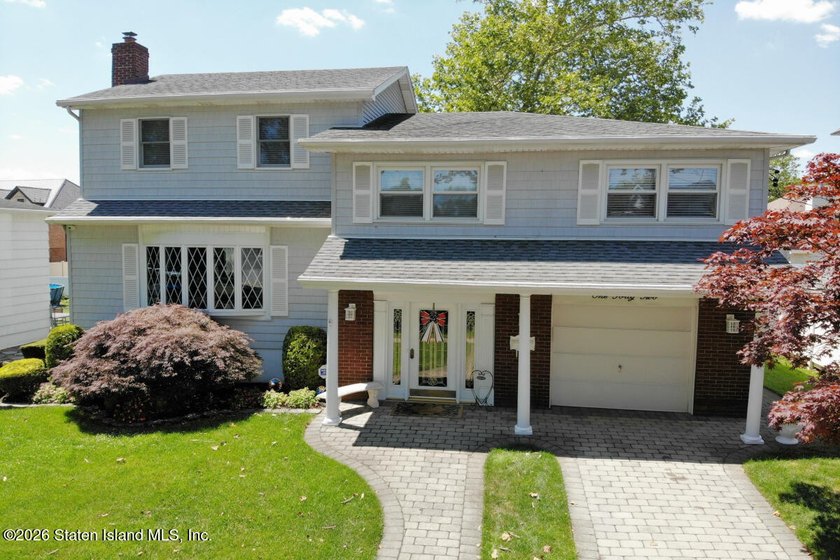 WELCOME TO THIS BEAUTIFUL &amp; METICULOUSLY KEPT COLONIAL SITUATED - photo 3