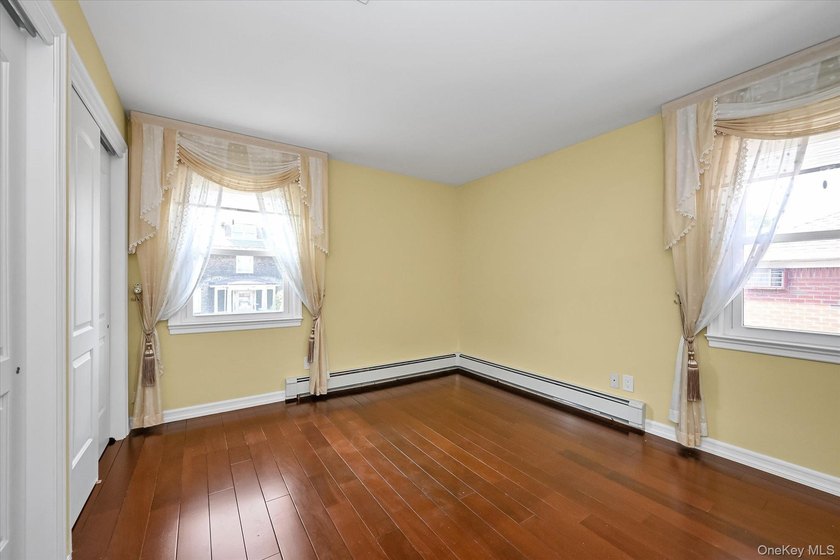 Detached brick &amp; stone hi-ranch in mint condition !! Beautiful - photo 11
