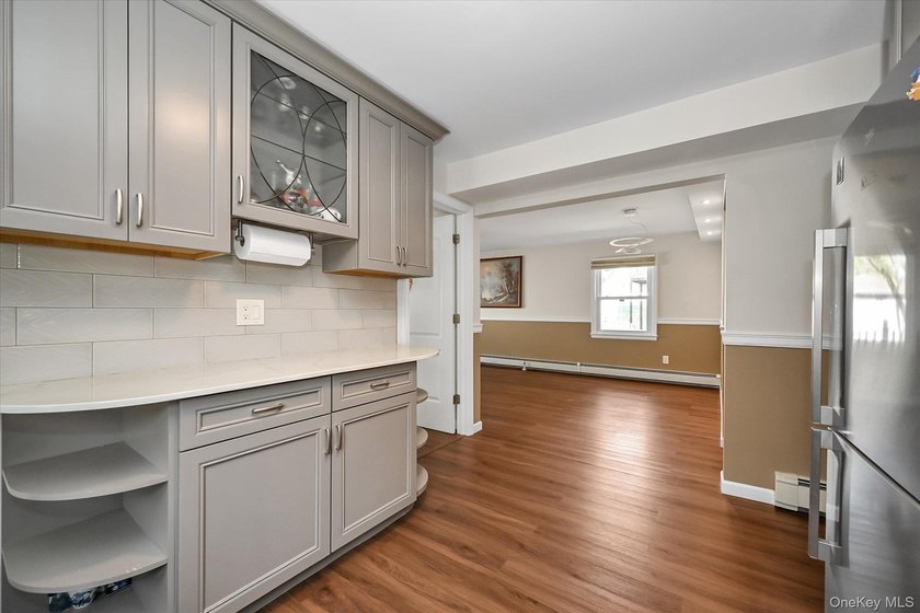 Detached brick &amp; stone hi-ranch in mint condition !! Beautiful - photo 15