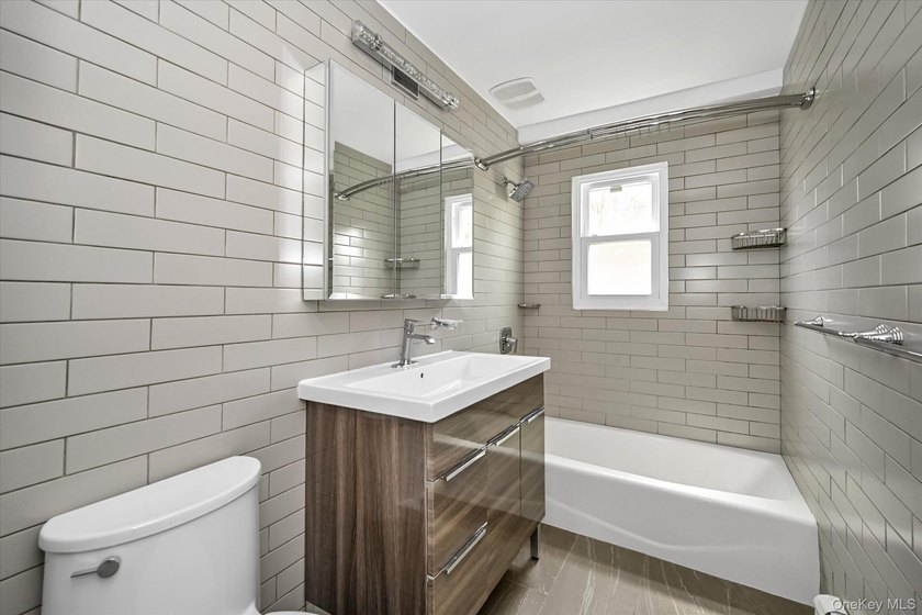 Detached brick &amp; stone hi-ranch in mint condition !! Beautiful - photo 17