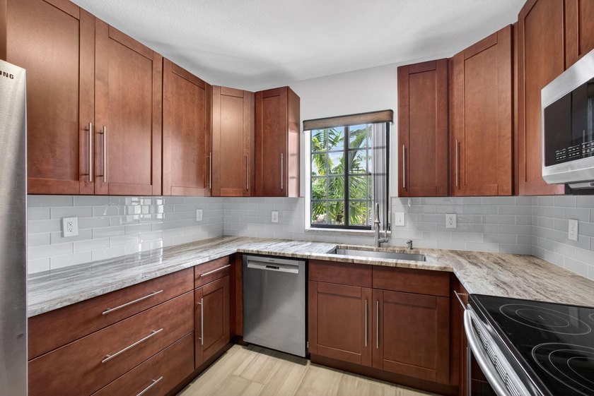 LIKE NEW | UPDATED | MOVE-IN READY | 3-BR, 3-BA PLUS DEN - - photo 17