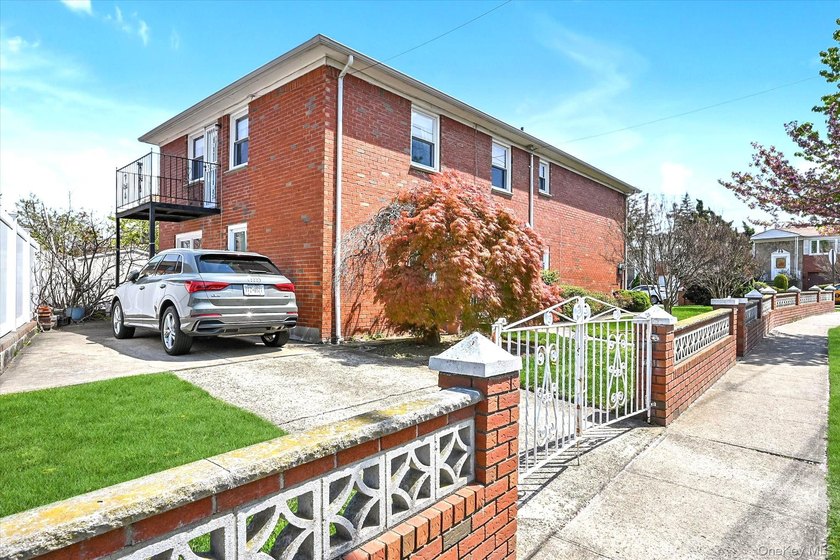 Detached brick &amp; stone hi-ranch in mint condition !! Beautiful - photo 18