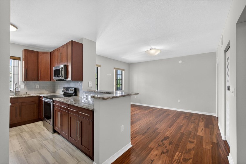 LIKE NEW | UPDATED | MOVE-IN READY | 3-BR, 3-BA PLUS DEN - - photo 20