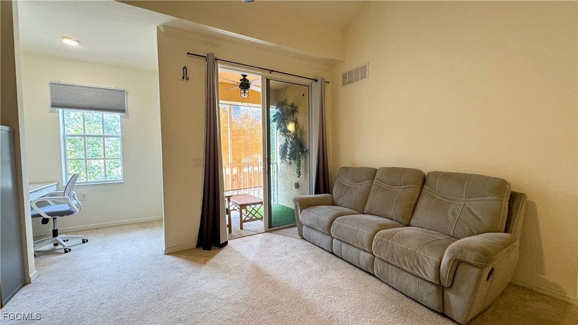 One Bedroom plus Loft (Den). 2 Car Garage (Tandem Garage: one - photo 8