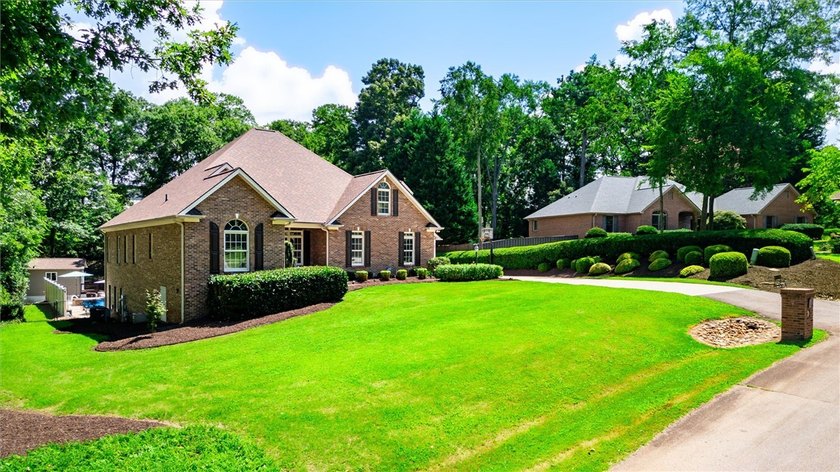 This home is located on an interior lot in the established lake - photo 3