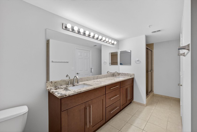 LIKE NEW | UPDATED | MOVE-IN READY | 3-BR, 3-BA PLUS DEN - - photo 34