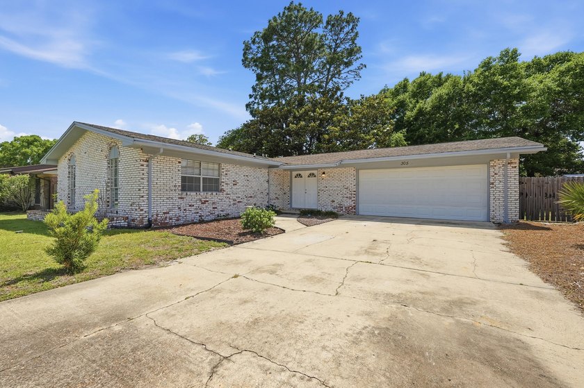 Spacious 3-Bedroom, 2-Bath All-Brick Home in Desirable Palm - photo 2