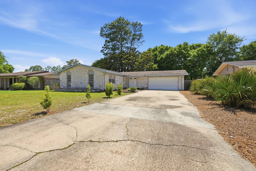 Spacious 3-Bedroom, 2-Bath All-Brick Home in Desirable Palm - photo 3