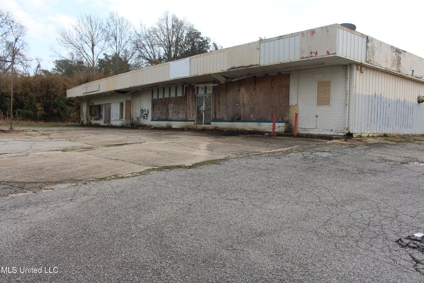 *Investment Opportunity* 3-Unit Commercial Building This 3,782 - photo 2