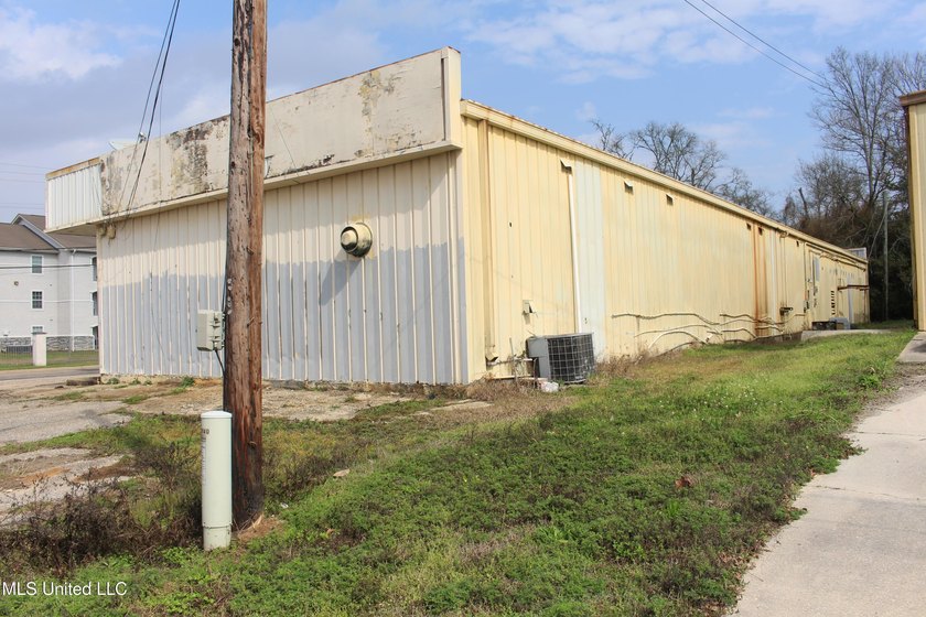 *Investment Opportunity* 3-Unit Commercial Building This 3,782 - photo 3
