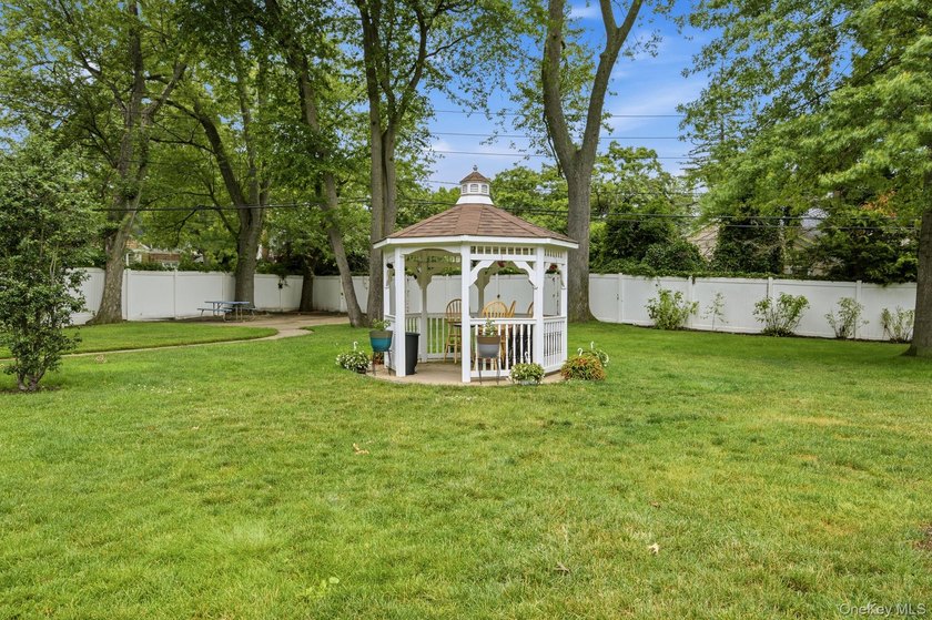 Spacious and seldom-available 3-bedroom, 1.5 bath duplex co-op - photo 2