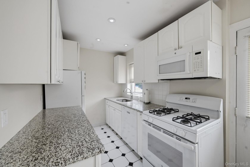 Spacious and seldom-available 3-bedroom, 1.5 bath duplex co-op - photo 6