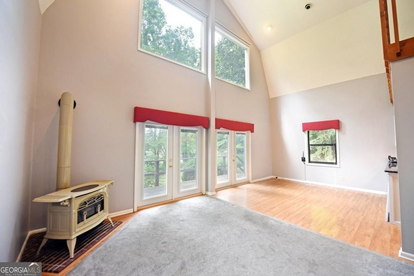 RARE Opportunity in the heart of TRACKROCK. This 3/3 country - photo 3