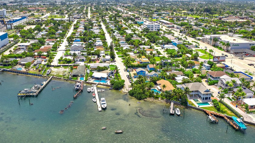 Charming coastal bungalow ideally located just mins from the - photo 2
