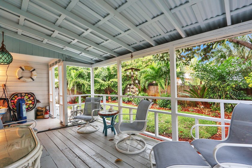 Charming coastal bungalow ideally located just mins from the - photo 5