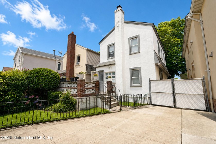 Opportunity awaits in Bensonhurst! This detached 2-family home - photo 6
