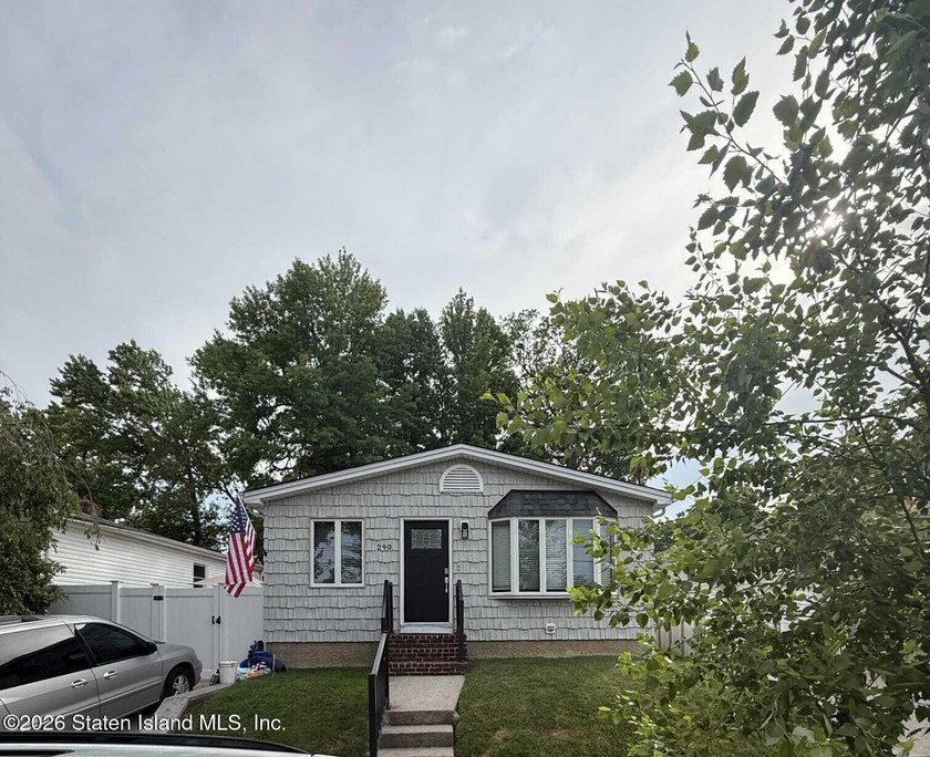 Welcome to your dream home! This beautiful, renovated and - photo 3