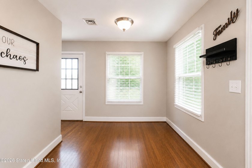 Welcome to your dream home! This beautiful, renovated and - photo 4