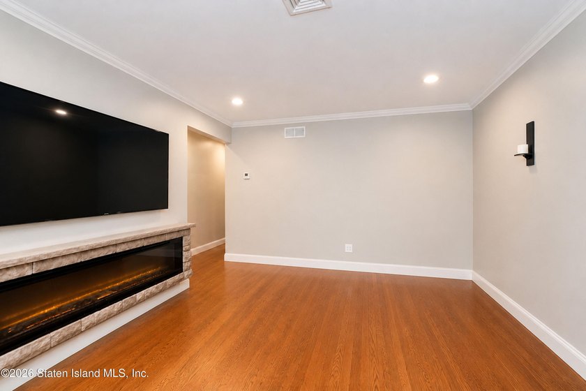 Welcome to your dream home! This beautiful, renovated and - photo 5