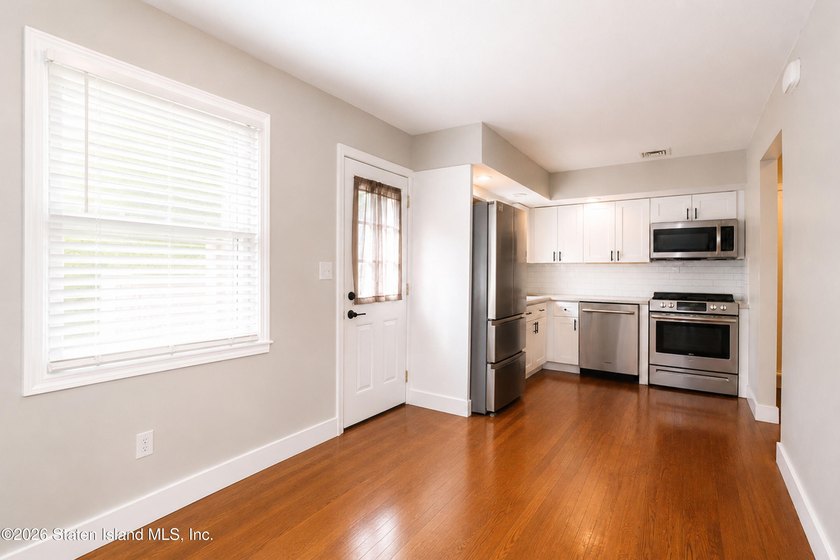 Welcome to your dream home! This beautiful, renovated and - photo 7