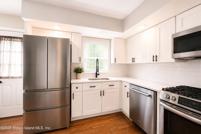 Welcome to your dream home! This beautiful, renovated and - photo 9