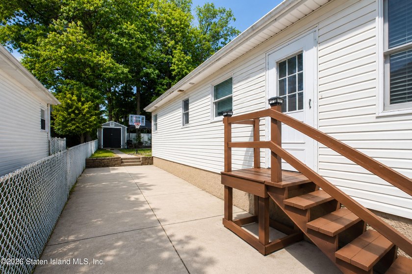 Welcome to your dream home! This beautiful, renovated and - photo 10