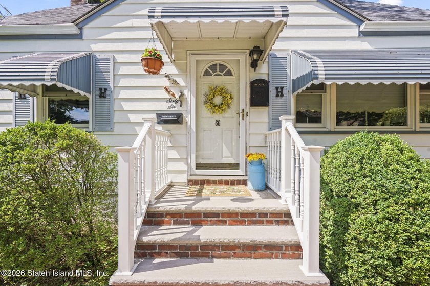 Meticulously maintained Cape Cod on 50 X 100 in the heart of New - photo 3
