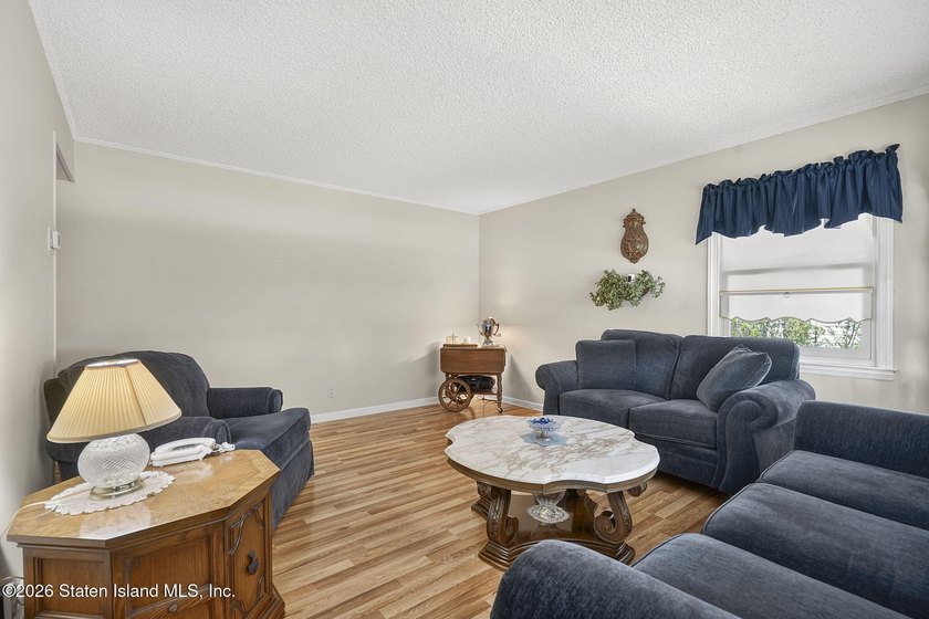Meticulously maintained Cape Cod on 50 X 100 in the heart of New - photo 4