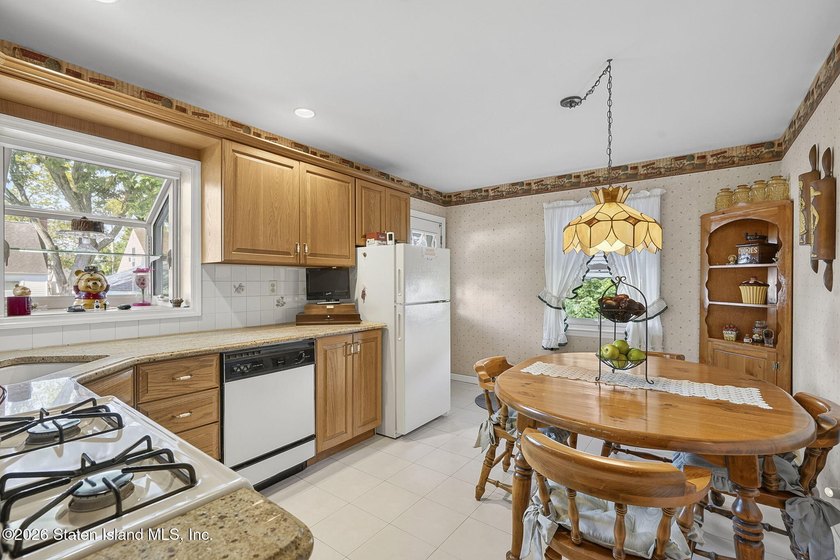 Meticulously maintained Cape Cod on 50 X 100 in the heart of New - photo 7