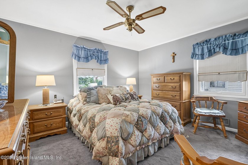 Meticulously maintained Cape Cod on 50 X 100 in the heart of New - photo 9