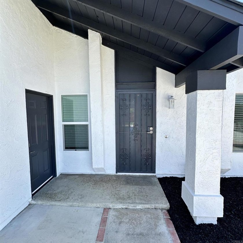 Beautifully updated single-story home: 4 bedrooms, 2 full baths - photo 4