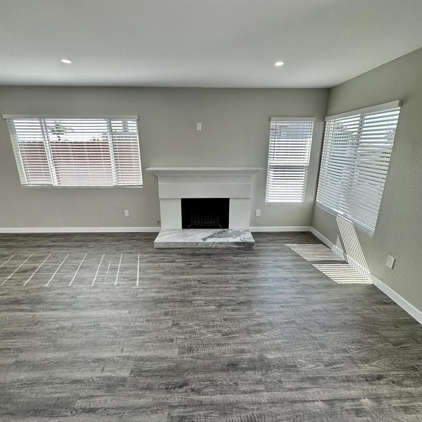 Beautifully updated single-story home: 4 bedrooms, 2 full baths - photo 6