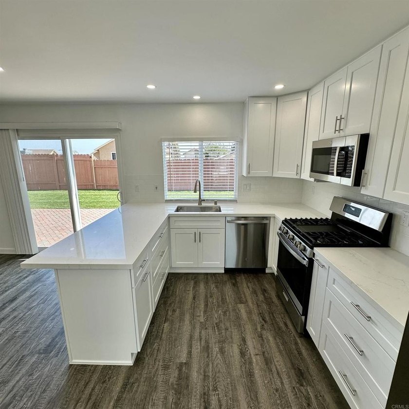Beautifully updated single-story home: 4 bedrooms, 2 full baths - photo 8