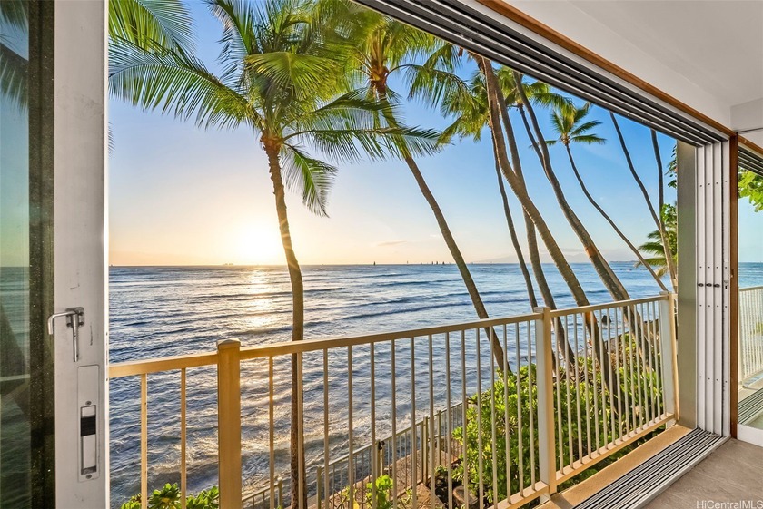 Prestigious Gold Coast Oceanfront end unit with stunning endless - photo 3
