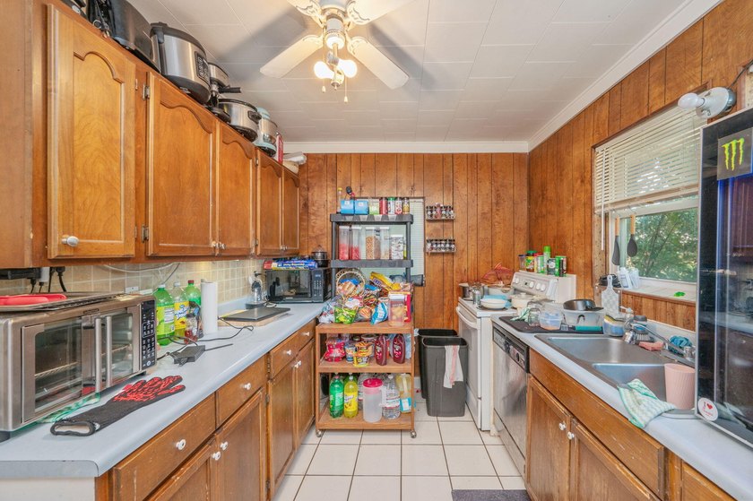 Investor special in a fantastic location! Rare opportunity - photo 8