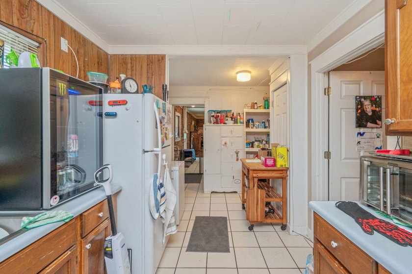 Investor special in a fantastic location! Rare opportunity - photo 9