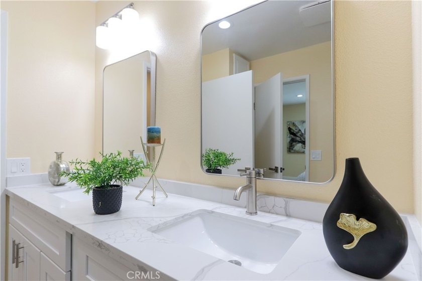 Beautifully Updated 3-Bedroom, 2-Bath Townhouse with an Attached - photo 20