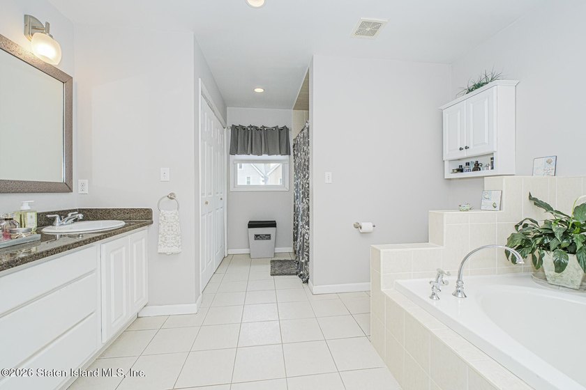 PERFECT SPACE FOR MULTI-GENERATIONAL LIVING! This beautiful home - photo 22