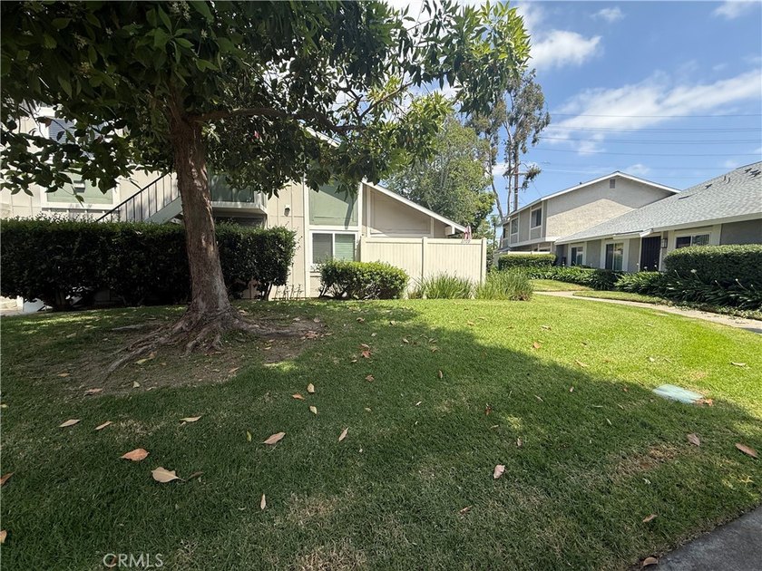 Beautifully Updated 3-Bedroom, 2-Bath Townhouse with an Attached - photo 24